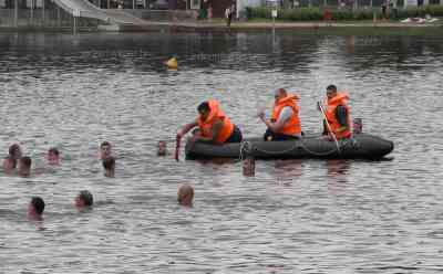 Dramatische Rettungsaktion nach Badeunfall: Feuerwehr trommelt Badegäste zusammen und bilden eine Kette, lange Rettungskette suchen nach untergegangenem Rentner, Badegast findet leblosen Rentner unter Wasser: Ausführliches Interview mit Einsatzleiter zur außergewöhnlichen Rettungsaktion