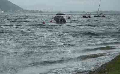 Unwetterfront fegt über Bodensee hinweg: Ehepaar begibt sich in Lebensgefahr - Ehepaar geht trotz Sturmwarnung im Bodensee baden, Sturmleuchten aktiv, Schwere Sturmböen fegen über Strand, Sonnenschirme drohen wegzufliegen: Schwere Sturmböen verursachen hohen Wellengang, Boote schwanken stark im Sturm, Unwetterfront zieht aktuell über Baden-Würtenberg 