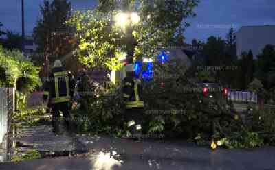 Unwetterfront fegt über Süddeutschland – massive Feuerwehreinsätze: „Superzelle“ fegt über Senden (Neu-Ulm) hinweg, Feuerwehren im Stress, Hagelschlag und Downburst live on tape, riesiger Baum stürzt auf mehrere Fahrzeuge, überflutete Straßen – viele Einsätze wegen des Unwetters nahe Ulm: Feuerwehrkamerad will zum Einsatz und wird selbst zum Geschädigten, riesiger Baum liegt auf sein Fahrzeug und verhindert Fahrt zum Gerätehaus, Superzelle im Zeitraffer, O-Töne Betroffene
