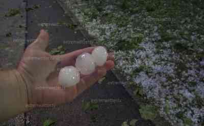 Extremes Hagelunwetter - 6cm Hagel zerstört Autos: 6cm Hagelschlag live on tape - Heck- und Frontscheiben zerschossen: Straßen überflutet - Feuerwehr und Gemeindewerke rückten aus