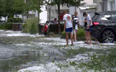 Hagelsturm über München: ganze Straßenzüge unter Wasser, Hagelmassen in Straßen, Grundstücke schneeweiß, enorme Hagelmassen an den Straßenrändern, Anwohner: Mit einem Schlag ging es los, es war wie ein Wintersturm, so etwas habe ich noch nicht gesehen.“: Grundstücke schneeweiß (on tape), enorme Hagelmengen in Ottobrunn, Feuerwehr im Einsatz, O-Töne Anwohner