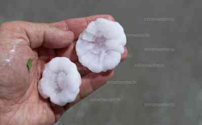 Extreme Superzelle: Riesiger Hagel Live-On-Tape, Menschen flüchten unter Tankstelle, golfballgroße bis 7 cm Hagelbrocken, Straßen und Tiefgaragen unter Wasser, Feuerwehren und THW im Dauereinsatz, Bagger muss Abflüsse freiräumen, Unwetter trifft selbe Region wie vor paar Tagen rund um Reutlingen: Erneut schlimme Unwetter in Süddeutschland