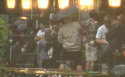 Unwetter zu Public Viewing – Unwetter über München: 30 Minuten vor Spielbeginn der Deutschen geht Unwetter über München nieder, Fans flüchten unter Unterstände werden aber dennoch komplett nass: Spektakulärer Unwetteraufzug vor den Toren Münchens, heftiger Starkregen in der Innenstadt