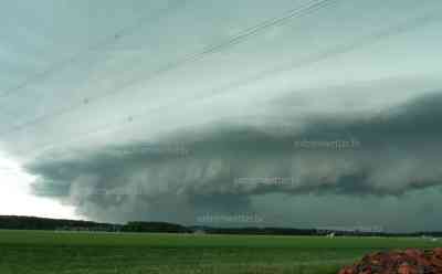 Unwetterwolken wie ein UFO – Bedrohliche Unwetterfront ziehen über das Allgäu hinweg, ein Bow Echo mit schweren Sturmböen ließ unzählige Bäume umstürzen, Gewitterwolken wie sonst in den USA, Hagel und Starkregen live on Tape, die Unwetterserie in Süddeutschland geht weiter: Erneut heftige Unwetter in Süddeutschland, Gewitterwolken wie sonst in den USA
