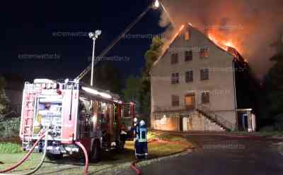 Großer Dachstuhlbrand beschäftigt Feuerwehr stundenlang: leerstehendes Wohnhaus steht gegen 3 Uhr in Johanngeorgenstadt in Vollbrand, Flammen schlagen in den Nachthimmel: 60 Einsatzkräfte kämpfen mit zwei Drehleitern gegen den Vollbrand, Brandeinsatz dauert noch kompletten Samstag
