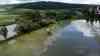 Jahrhundert-Hochwasser im Süden – Straßen und Felder stehen unter Wasser, Feuerwehr im Einsatz, Anwohner mit Sandsäcken pumpen ihre Häuser aus, Drohnenaufnahmen zeigen Gebäude und ganze Landstriche unter Wasser: Hochwasser-Alarm nach heftigen Regenfällen