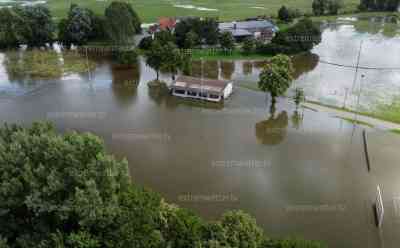 Jahrhundert-Hochwasser im Süden – Straßen und Felder stehen unter Wasser, Feuerwehr im Einsatz, Anwohner mit Sandsäcken pumpen ihre Häuser aus, Drohnenaufnahmen zeigen Gebäude und ganze Landstriche unter Wasser: Hochwasser-Alarm nach heftigen Regenfällen