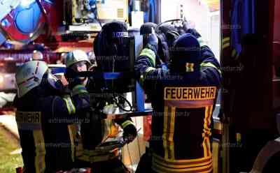 Küchenbrand zerstört Haus: mehrere Verletzte, darunter Ersthelfer und Bewohner: Mehrere Verletzte beim Brand im Einfamilienhaus, Feuerwehr musste sich gewaltsam Zugang verschaffen. 60 Kameraden waren im Einsatz