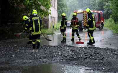 Unwetterwoche steht an: Erste Unwetter wüten in Annaberg-Buchholz, Schlamm und Geröll auf Hüttengrundstraße, Feuerwehr muss Straße von Geröll befreien: Nächste Woche drohen vermehrt starke Unwetter und Hochwasser