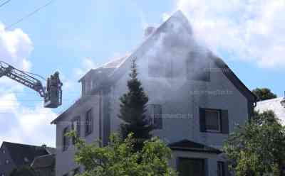 Wohnungsbrand - Nachbar rettet ältere Dame aus Haus: Explosionen in Brandwohnung, dichter Qualm dringt aus Dachstuhl, Hans-Jürgen Reichel ging dennoch ins Brandhaus um Menschen zu retten: Vermutlich Patronen explodierten in der Brandwohnung, Wohnungsinhaber nicht zu Hause, jedoch Mitglied im Schützenverein