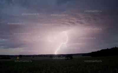 Blitzshow durch Gewitter über Bayern: erster Unwettertag in Deutschland, Blitzfeuerwerk am Abend- und Nachthimmel über Landsberg am Lech, unzählige Erdblitze zucken am Nachthimmel: Es bleibt jedoch nicht bei solch Sommergewittern, ab heute drohen bis Donnerstag schwere Gewitter in Deutschland