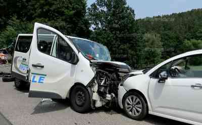 Betrunkener Fahrer kracht mit Schulkindern in Gegenverkehr: Busfahrer kracht mit Renault Transporter, gekennzeichnet als Schülerverkehr in Gegenverkehr, drei Schulkinder leicht verletzt, Busfahrer und Citroen Fahrer schwer verletzt: Polizei findet zahlreiche leere Bierflaschen im Fußraum des Bußfahrers