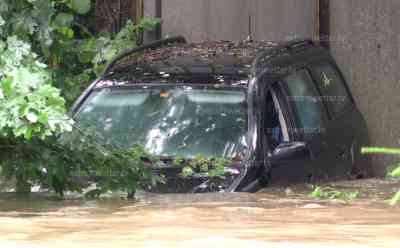 Unwetter-Katastrophe in Bayern LIVE ON TAPE – Autos und Firmengebäude versinken in den Fluten, Wassermassen reißen alles mit sich, Fluten strömen durch Fabrik, Feuerwehren im Einsatz an allen Ecken, Unwetterfront mit Hagel und Starkregen erreicht Deutschland: Extremes Unwetter in Bayern