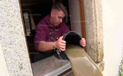 Hochwasserkatastrophe in Bayern: Ortschaft komplett überflutet, Wassermassen reißen Autos mit, Wassermassen schießen fast 1 Meter hoch durch komplette Firma, Firmenmitarbeiter vom Wasser eingeschlossen: Anwohner kippen mit Eimern Wasser aus ihren Häusern, Feuerwehr und Anwohner schleppen Sandsäcke, Selbitz steht fast komplett unter Wasser, Hochwasser im kompletten Ort