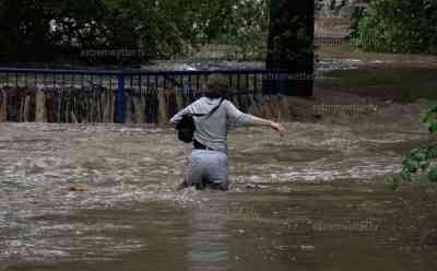 Hochwasser – Frau begibt sich in Lebensgefahr: Frau läuft durch über 1 Meter hohes Hochwasser, Sperrungen durch überflutete Straßen, Kühe suchen Schutz vor Hochwasser: Feuerwehren auch im Vogtland im Dauereinsatz