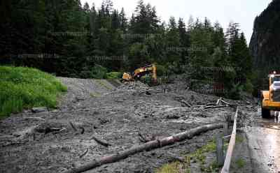 Mure verschüttet Straße in Tirol: Auch im Ausland massive Unwetterschäden durch Unwettertief Bernd, Ortschaften im Ötztal stundenlang von der Außenwelt abgeschnitten: Schwere Technik beräumt stundenlang die Ötztalstraße zwischen Umhausen und Sölden