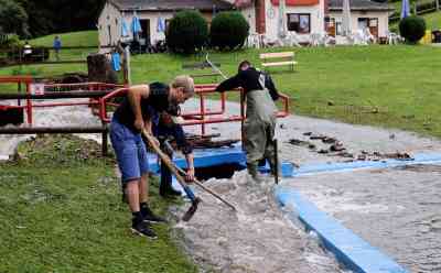 Nach Sturzflut im Erzgebirge: vermisste Person noch immer nicht gefunden, große Aufräumarbeiten im Ort, Feuerwehr versammelt Kräfte zur Suche in Steinbach am Bahnhof: Zahlreiche O-Töne von Anwohnern und Feuerwehr zu der Suchaktion und den Aufräumarbeiten