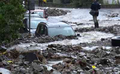 (UP) Gerölllawine verschüttet Autos – Straßen weggerissen, Dammbruch: 40 Menschen in Lasbeck evakuiert, Dammbruch nahe Steinbruch, Menschen sind in Häusern eingeschlossen, Bahnstrecke voller Geröll: Ganze Straßenzüge vernichtet - Pressesprecher: „Menschen sind von der Außenwelt abgeschnitten, können nicht mehr in ihrer Wohnung“
