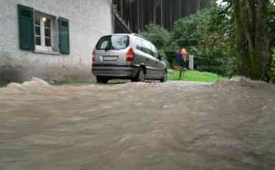 Neue Unwetter in NRW – Wassermassen schießen durch Häuser und Autos, erste Bilder aus dem Süden von NRW, die Pegel der Flüsse steigen rasant an, Feuerwehren nun im Einsatz, die Lage spitzt sich zu: Nun auch im Süden von NRW heftige Unwetter