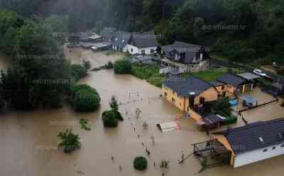 Dramatische Szenen in NRW: Ganze Wohnsiedlung unter Wasser – Luftbilder zeigen das ganze Ausmaß, schwere Unwetter setzen ganze Landstriche unter Wasser, Häuser versinken in den Fluten, Feuerwehr noch nicht vor Ort: Extremer Unwetterregen in Westdeutschland