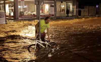 Katastrophenfall Eifel – Gebäude drohen einzustürzen, Stromausfall, Wasser über 4 Meter über Normal, Menschen werden auf Schultern evakuiert, Murgenabgänge, Unterführungen über 4 Meter unter Wasser, Menschen suchen Übernachtungsstätten in Hotels: Talsperren drohen nahe Münstereifel zu brechen, Stadtmauer von Münstereifel weggerissen, eigene Reporter eingeschlossen