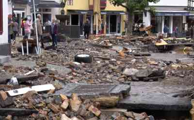 Bad Münstereifel nahezu zerstört: Hochwasser zerstört Altstadt nahezu komplett, Geschäfte zerstört, Straßen metertief aufgerissen, Wohnhäuser weggerissen, Anwohnerin: „Das sieht aus wie nach einem Bombeneinschlag, wie im Krieg“: Aufsager von vor Ort, Touristen retten sich über zerstörte Brücken, dutzende Geschäfte in der Innenstadt nahezu zerstört