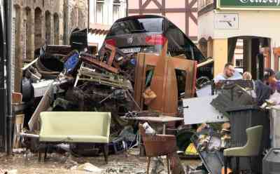 Völlige Zerstörung: Hochwasserkatstrophe in der Eifel – Erste Tagbilder aus dem Krisengebiet, 30 Menschen werden vermisst, Häuser eingestürzt, in jeder Straße liegen Autos herum, historische Unwetterkatastrophe im Ahrltal: Historische Katastrophe in Rheinland-Pfalz