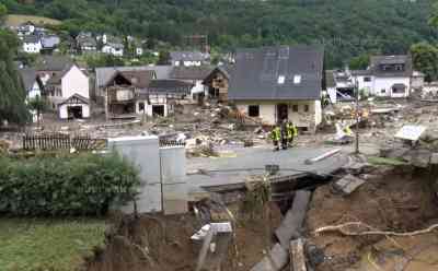 Hochwassertote im Ahrtal: zahlreiche Häuser in Schuld weggerissen, völlige Zerstörung in der Ortschaft, Straßen und Brücken zerstört, LKW im Flussbett, Flüssiggascontainer zischen, Anwohner völlig geschockt: Riesiges Trümmerfeld im Ort, Schutt und Geröll über 3 Meter hoch, Feuerwehr machtlos, Aufräumarbeiten werden Monate andauern
