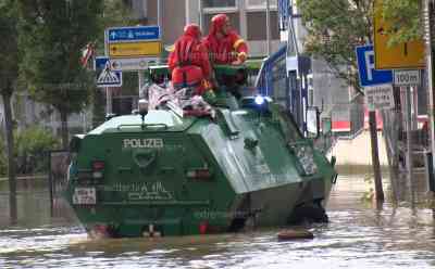 Räumpanzer retten Menschen aus Fluten – DLRG mit Booten im Einsatz: Zahlreiche Hubschrauber retten Menschen aus dem Katastrophengebiet im Swisttal in NRW, Räumpanzer im Hochwasser live on tape: DLRG mit Booten im Einsatz, A 1 wegen Hochwasser versperrt, Verkehrschaos – LKW verstopfen Landstraßen, keiner weiß mehr wie er fahren soll