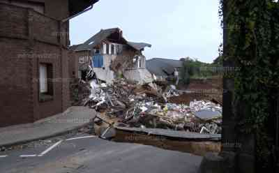 Hochwassertote nach Gebäudeeinsturz bei Erftstadt-Blessem: Exklusivaufnahmen vom Einsturzbereich vor Ort, Bundeswehr im Einsatz, B 265 voll mit Rettungskräften, Lazarett auf B 265 errichtet, Anwohner im Interview, Anwohner bringt sich in Sicherheit: Riesiger Krater an der Einbruchsstelle, Häuser weggerissen, Bundeswehrhubschrauber in der Luft, LKW schwimmen auf der B 265
