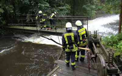 Sturzflut im Erzgebirge – Vermisstensuche dauert an: 4. Tag in Folge Suchaktion nach vermisster Person, Schuhe an einem Wehr bei Niederschmiedeberg gefunden, Feuerwehr muss Treibgut entfernen, weiterhin keine Spur von vermisster Person: Weiterhin hohe Fließgeschwindigkeit der Preßnitz erschwert die Suchmaßnahmen