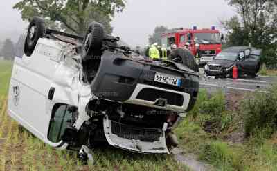 Schwerer Verkehrsunfall im Vogtland: 3 Schwerverletzte Fahrzeugteilnehmer nach Frontalcrash, Transporter und PKW stoßen frontal zusammen: Feuerwehr, mehrere Rettungswagen im Einsatz, Straße stundenlang gesperrt