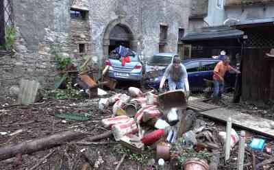 Flutkatastrophe Österreich: Erste Tagbilder zeigen massive Schäden in Hallein bei Salzburg, Anwohner im O-TON, Geschäfte verwüstet, Schlamm und Geröll liegt einen Meter hoch in den Straßen, Autos angeschwemmt, die Pegel der Flüsse steigen weiter dramatisch an: Es ist eine Katastrophe, so der Bürgermeister von Hallein