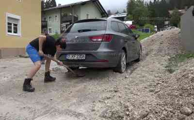 Gerölllawine fegt durch bayerisches Dorf: Papa, wir saufen ab – Anwohner sind schockiert, meterhohe Gesteinshaufen in den Straßen, Autos versinken im Geröll, Steine blockieren Abflüsse, Spezialfirmen müssen Feuerwehr helfen, Katastrophenalarm im Berchtesgadener Land: Bayern schwer von Unwetter getroffen