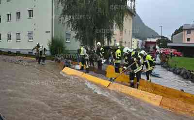 ZIVILSCHUTZALARM DURCH HOCHWASSER IN KUFSTEIN: Feuerwehr ruft Zivilschutzalarm aus, Überflutungen in gesamt Kufstein, Feuerwehr baut Barrikaden gegen Wassermassen, Feuerwehr mit Pumpen im Einsatz: Fluss Inn führt massives Hochwasser, bis zu 100 Liter auf dem Quadratmeter gefallen, weitere Niederschlägen drohen