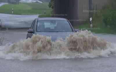 Sturzflut bei Bergen – Feuerwehr muss zügig Hochwasserschutz aufbauen: Starkniederschläge in kurzer Zeit lassen Weiße Achen sofort um 1 Meter ansteigen. PKW stehen bis zur Motorhaube im Wasser, A 8 auf einige Abschnitten schon leicht überflutet: Sturzflut der Weiße Ache live on tape, Feuerwehr im Dauereinsatz