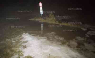Unwetter über Südbayern: Hagel-Downburst zerlegt Maisfeld förmlich, zahlreiche Blitze zucken am Himmel (on tape), Überflutungen durch Unwetter auf dem Land: Unwettergefahr auch am Sonntag sehr hoch, Hagel, Orkanböen und Überschwemmungen drohen