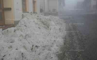 Superzelle fordert Todesopfer in Oberbayern – Feuerwehren im Dauereinsatz – Hagelmassen hinterließen eine Schneise der Verwüstung: Bäume knickten wie Streichhölzer – Bundesstraßen gesperrt – Maisfelder von Hagel vernichtet – Dixi-Klo flog über 150 Meter in ein benachbartes Feld.