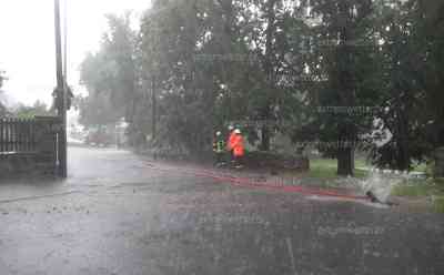 Unwetter auch in Sachsen: Starkregen führt zu Hochwasser an Flüssen und Überflutungen, Feuerwehren im Einsatz: Gesättigte Böden können kein Wasser mehr aufnehmen, Gewitter mit Starkregen sorgen zügig für Überflutungen
