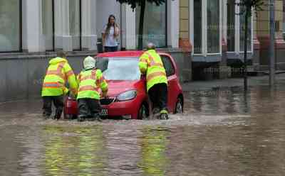 (UP)Land unter im Erzgebirge: Aue über einen halben Meter unter Wasser, Starkregen verursacht starke Überschwemmungen im Stadtgebiet, Feuerwehr muss PKW aus Wassermassen schieben, viele Keller vollgelaufen: Feuerwehr muss Sonderlage ausrufen, unzählige Einsatzstellen, Zoo der Minis ebenfalls betroffen