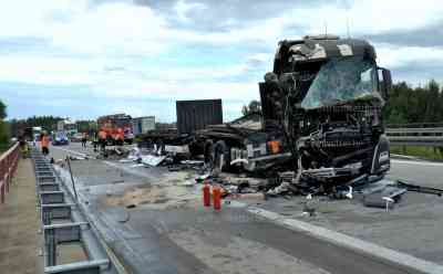 LKW Unfall mit drei LKW sorgt für Vollsperre der BAB 72: Führerhaus fängt Feuer und wird durch Ersthelfer mit 3 Feuerlöscher gelöscht: LKW fängt nach Auffahrunfall Feuer - Feuer kann durch Ersthelfer gelöscht werden