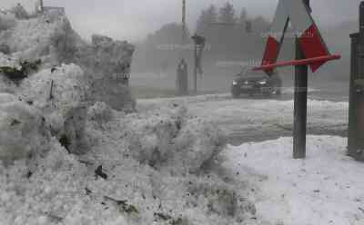 Hagel-Alarm - Superzelle bringt enorme Hagelmassen: Schwere Unwetter im Süden, meterhoch liegt der Hagel in den Straßen, Anwohner wissen nicht wohin mit dem Hagel, manche Straßen unpassierbar, Winterdienst im Einsatz, Winter mitten im Sommer: Massive Hagelunwetter im Süden Deutschlands, Dörfer versinken in den Hagelmassen