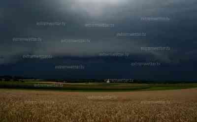 Unwetterserie in Deutschland: Seit Wochen Unwetteralarm vor allem in Süddeutschland, enorme Schäden durch Unwetter in den letzten Monaten durch Hagel und Wind, auch gestern zogen starke Gewitter durch Südbayern: Shelf Cloud kündigt Gewitterfront an, größere Unwetter blieben aus, schwere Unwetter drohen am Samstag am Gardasee