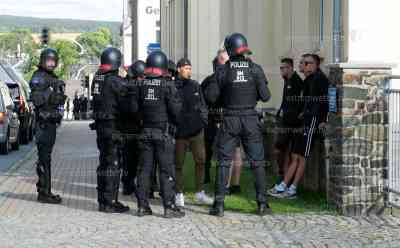 Querdenker wollen Demo in Zwönitz verhindern: Querdenker blockieren friedliche Demo der Antifa in Zwönitz, Querdenkerhochburg im Erzgebirge (Zwönitz) steht erneut negativ als Ort im Mittelpunkt, immer wieder attackieren Querdenker Beamte und Antifa: Polizei muss Kräfte aus Leipzig anfordern, da die Lage zu eskalieren drohte, massives Aufgebot der Polizei