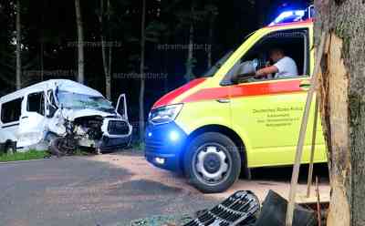 Frontalcrash mit Baum: Transporter Fahrerin kracht frontal gegen Baum, Ersthelfer ziehen Fahrerin aus Transporter und leisten Erste Hilfe: Totalschaden am Transporter, Straße stundenlang gesperrt