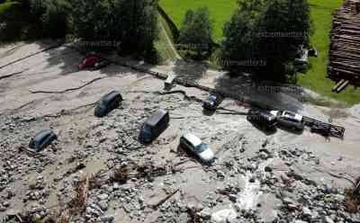 Murenabgänge und Unwetter in Österreich: Touristen und Einheimische von der Außenwelt abgeschnitten, 3. Murenabgang in einer Woche in Vals in Tirol, Unwetterserie reißt in Süddeutschland und den Alpen nicht ab: Drohnenaufnahmen zeigen verschüttete Autos, Aufräumarbeiten dauern an, Interview Bürgermeister