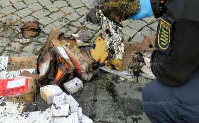 Paketauto in Brand - Drogenfund bei Löscharbeiten: Pakete fangen in einem Pakettransporter Feuer, Polizei entdeckt Drogen nach Löscharbeiten, Handy löst Brand aus: Samsunghandy fängt in einem Paket an mit brennen, Paketfahrer räumt Pakete aus und verletzt sich dabei