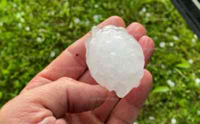 Schweres Hagelunwetter: Hühnereigroße Hagelbrocken – Superzelle in Süddeutschland beendet Sommerwetter, Pferde panisch im Hagelschlag LIVE ON TAPE, verbreitet Hagelschäden durch riesige Hagelkörner : Erste Bilder von der Superzelle aus Baden-Württemberg