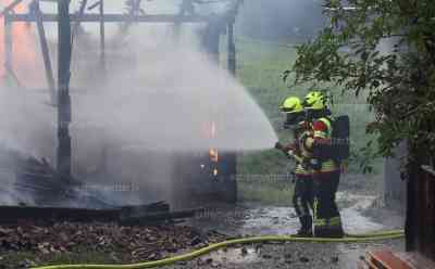 Blitzeinschlag in das Freilichtmuseum Glentleiten – Historisches Gebäude brennt völlig nieder:  Rund 80 Einsatzkräfte waren im Einsatz – Hauptgebäude fing ebenfalls schon zu brennen an