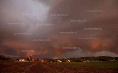 Gewitter beenden Sommerwetter in Deutschland: Intensives Morgengewitter über den Alpen, Sonnenaufgang sorgt für einmalige, bedrohliche Wolkenstimmung, zahlreiche Erdblitze: Sogenannte Shelf Cloud zieht im Morgenlicht auf und vertreibt hochsommerliche Temperaturen